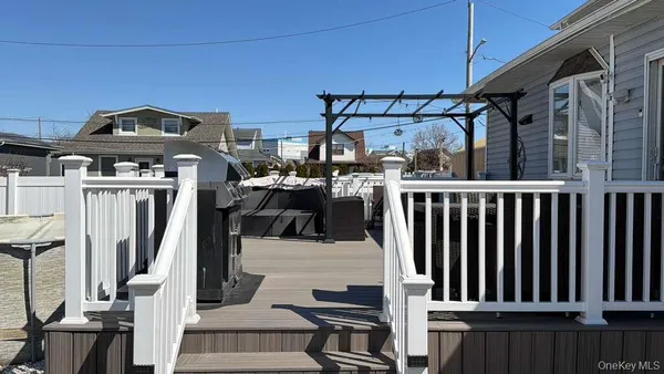 $899,999 | 7 Meyer Avenue, Lawrence, NY 11559