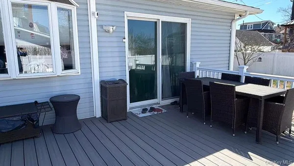 $899,999 | 7 Meyer Avenue, Lawrence, NY 11559