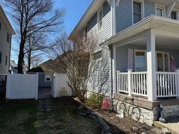 $899,999 | 7 Meyer Avenue, Lawrence, NY 11559
