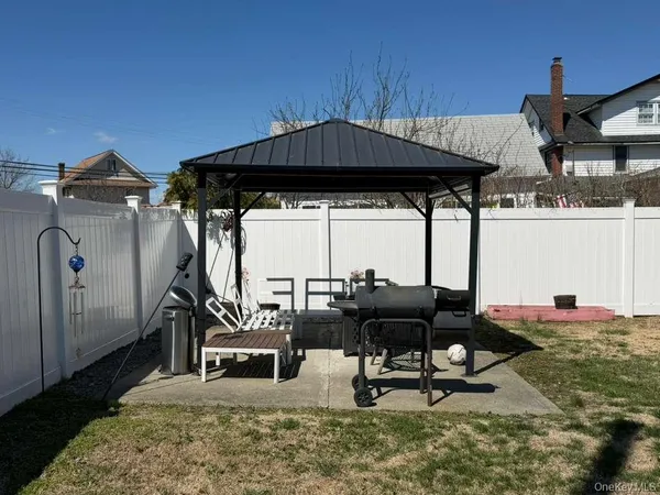 $899,999 | 7 Meyer Avenue, Lawrence, NY 11559