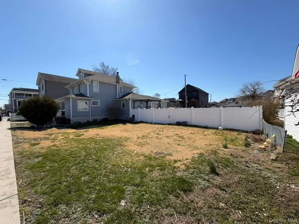 $899,999 | 7 Meyer Avenue, Lawrence, NY 11559