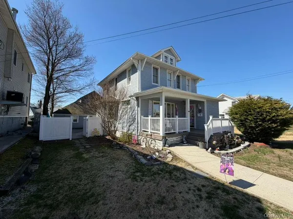 $899,999 | 7 Meyer Avenue, Lawrence, NY 11559