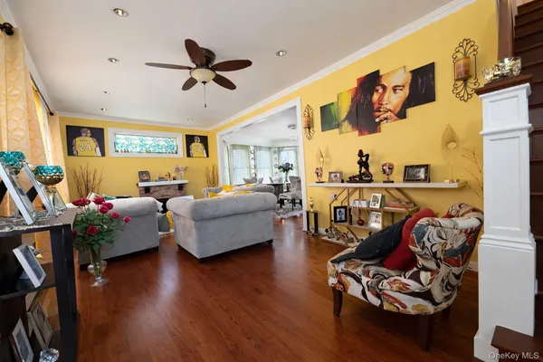 $899,999 | 7 Meyer Avenue, Lawrence, NY 11559