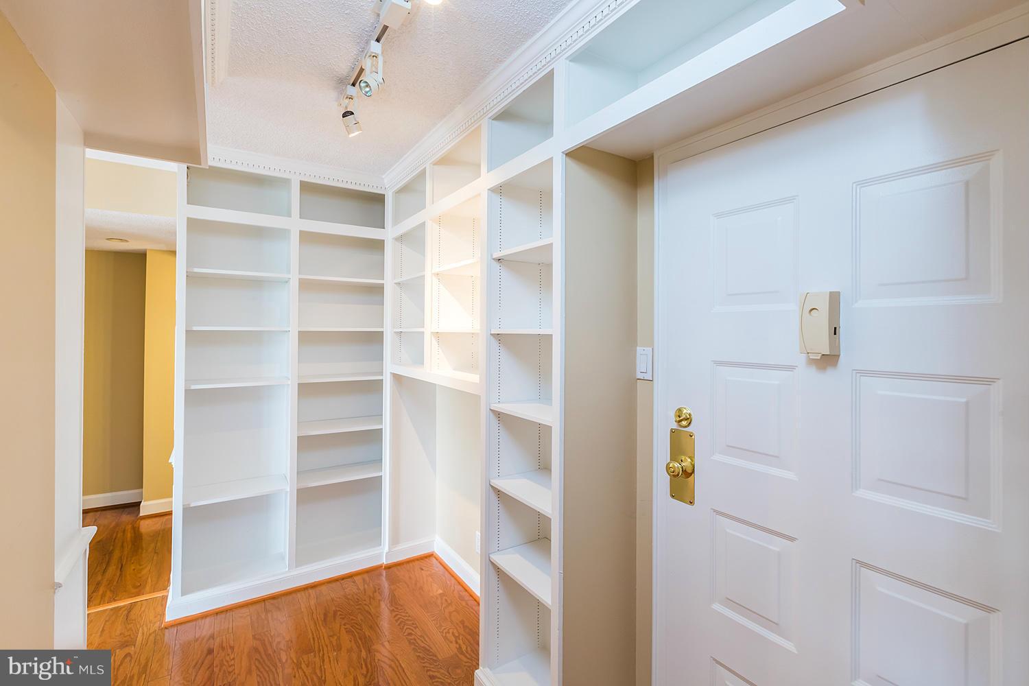6800 Fleetwood Road, Unit 1020 McLean, VA 22101 - Photo 3 of 14 Interior (General)