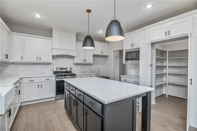 $694,950 | 6114 Lewis Drive, Shawnee, KS 66226