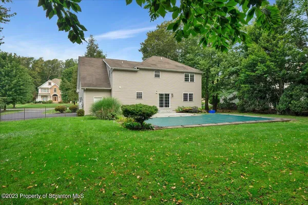 a view of a house with backyard and garden