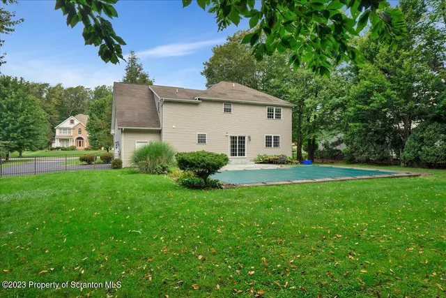 a view of a house with backyard and garden