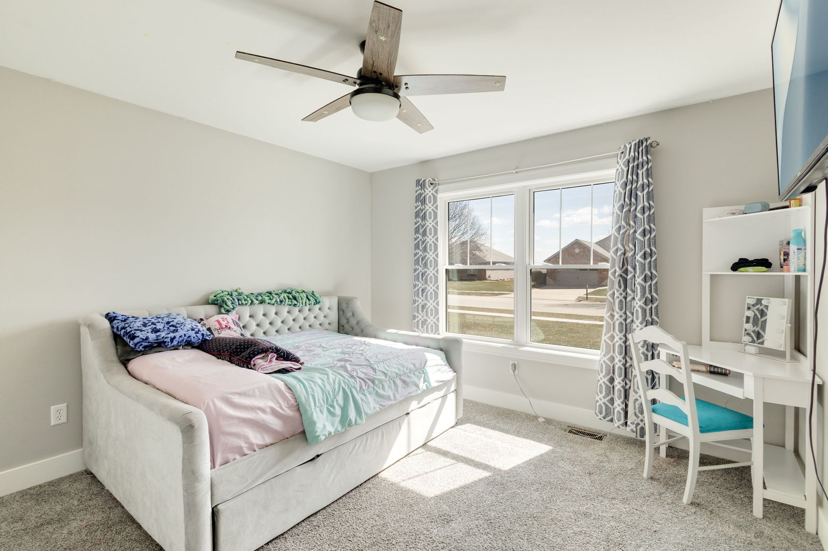 1059 Hummingbird Lane Peotone, IL 60468 - Photo 13 of 30 a bedroom with a bed a table and chairs