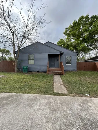 $745 | 301 West Austin Avenue, Pasadena, TX 77502