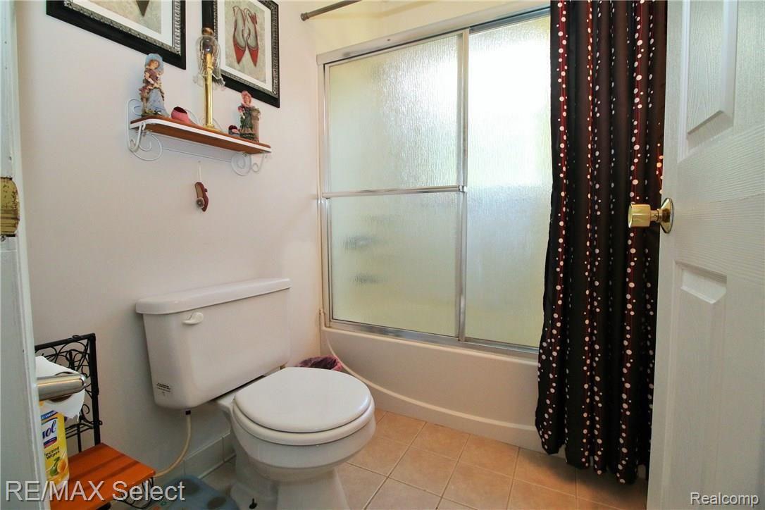 5124 Fenton Road Flint, MI 48507 - Photo 17 of 27 IMG_9950 (2).JPG