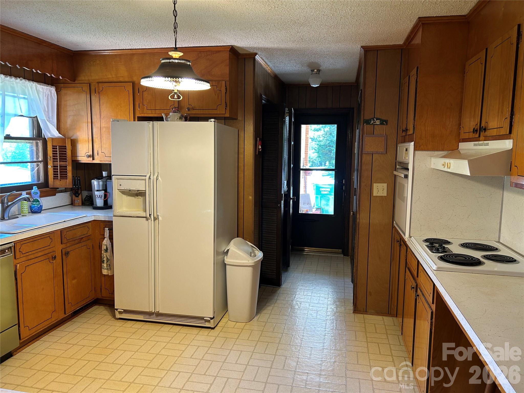 336 Bridges Road Blacksburg, SC 29702 - Photo 7 of 26 a kitchen with a refrigerator and a stove