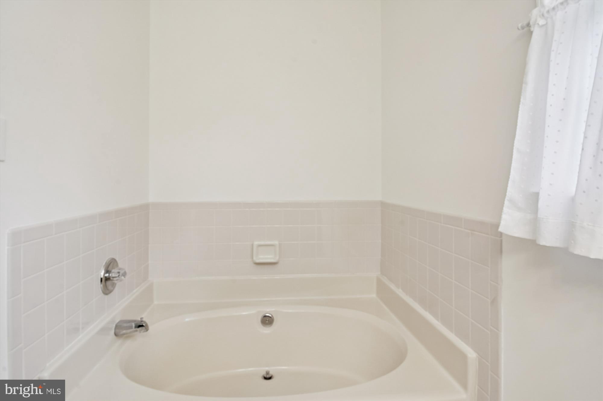 524 Coover Road Annapolis, MD 21401 - Photo 34 of 67 a bathroom with a tub
