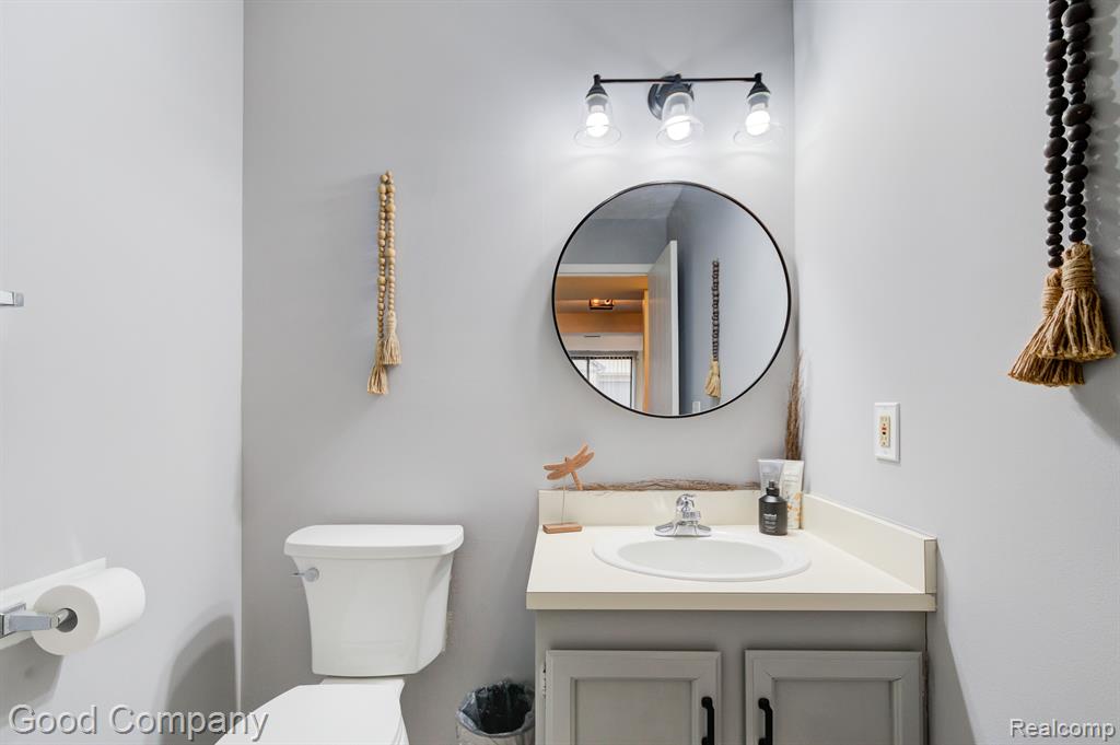 228 Meadow Ln Circle Rochester Hills, MI 48307 - Photo 13 of 32