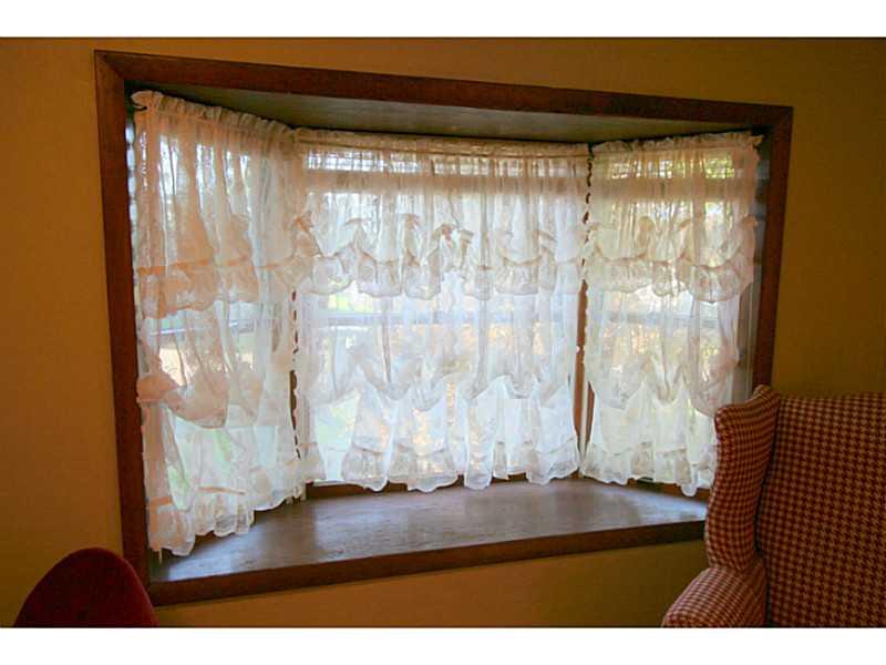 207 Linhurst Avenue Butler, PA 16001 - Photo 5 of 25 Living Room.