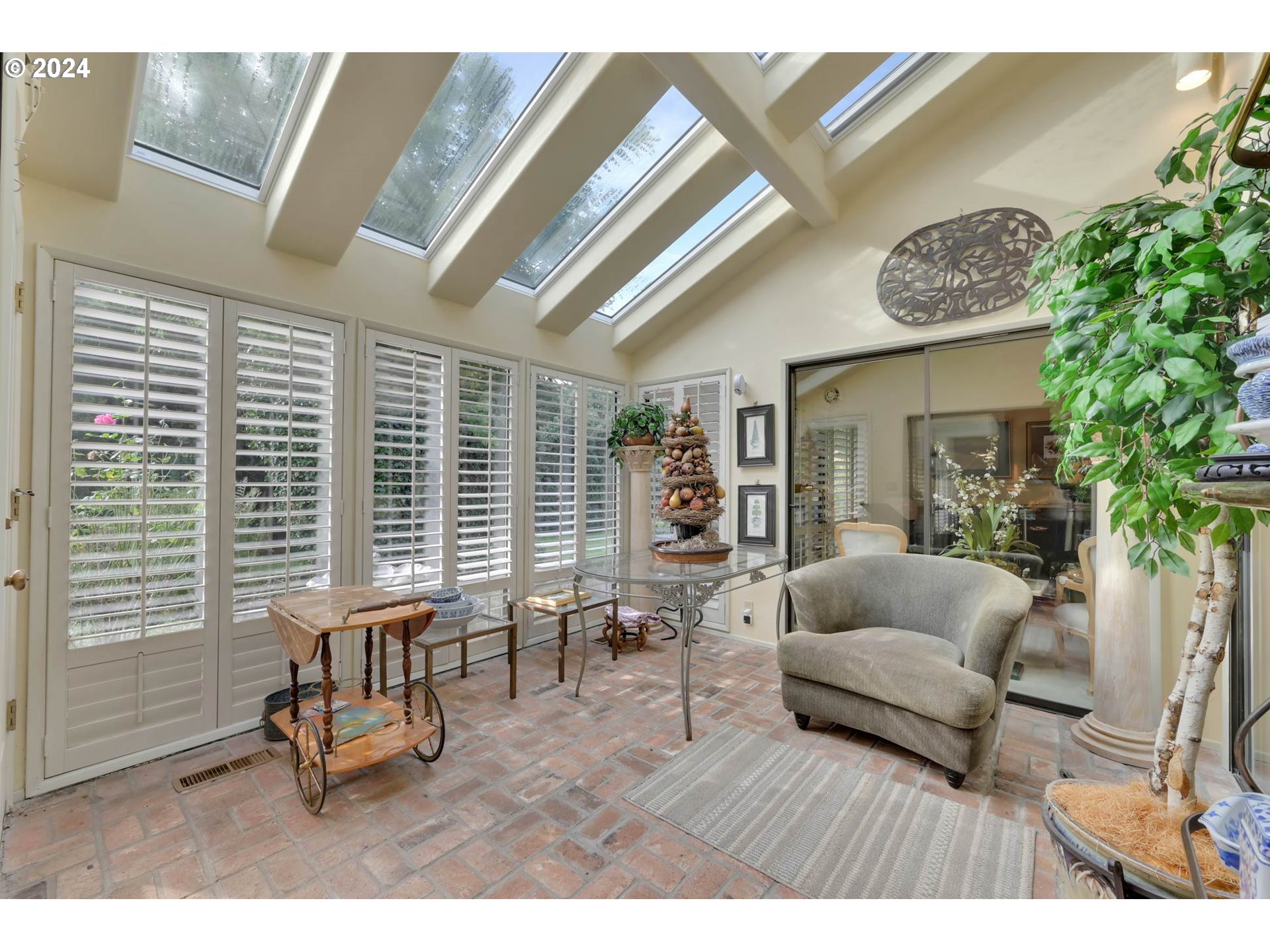 2122 Brookhaven Way Eugene, OR 97401 - Photo 20 of 48 a living room with furniture and a potted plant