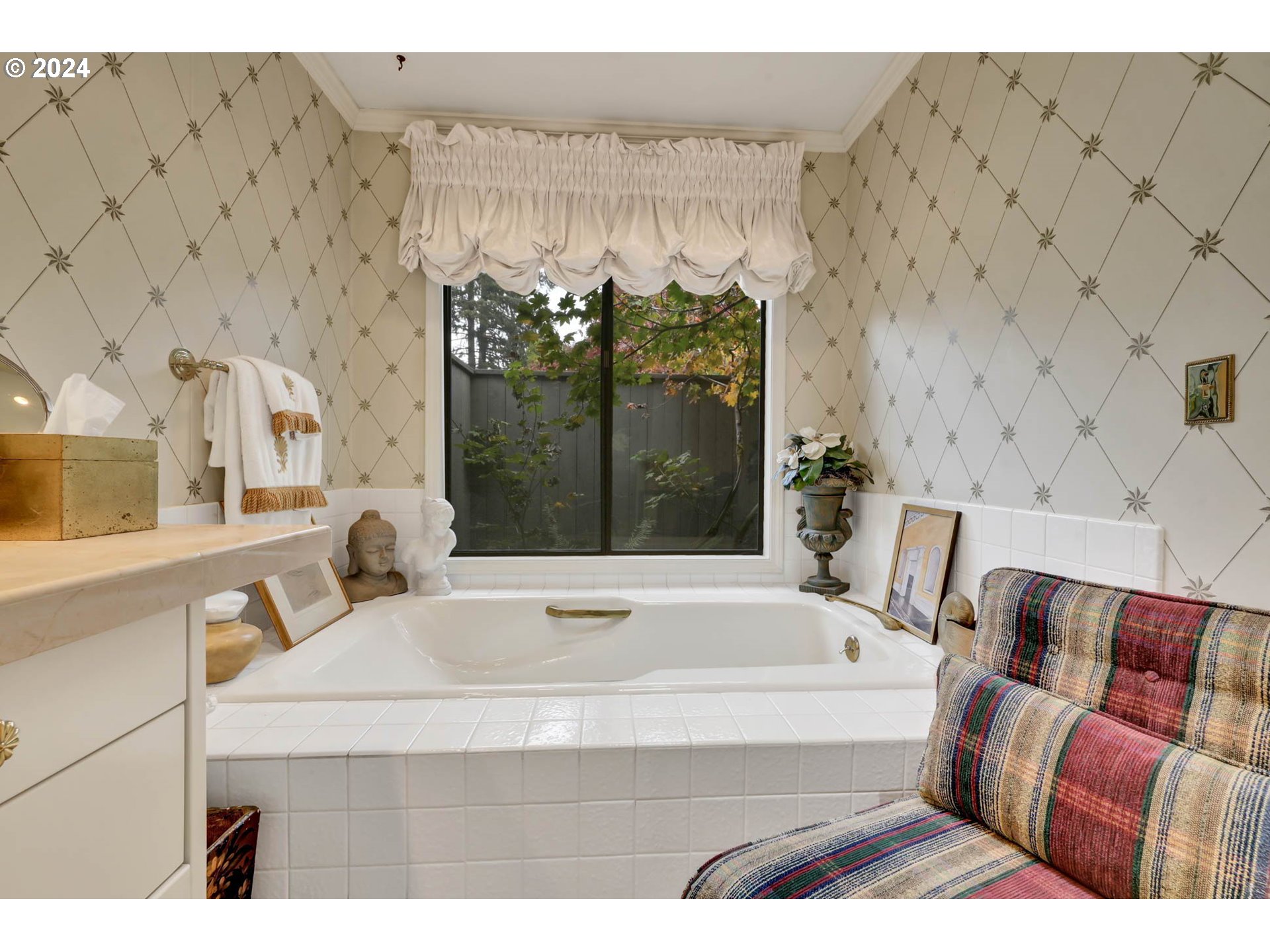 2122 Brookhaven Way Eugene, OR 97401 - Photo 26 of 48 a bathroom with a bathtub and shower