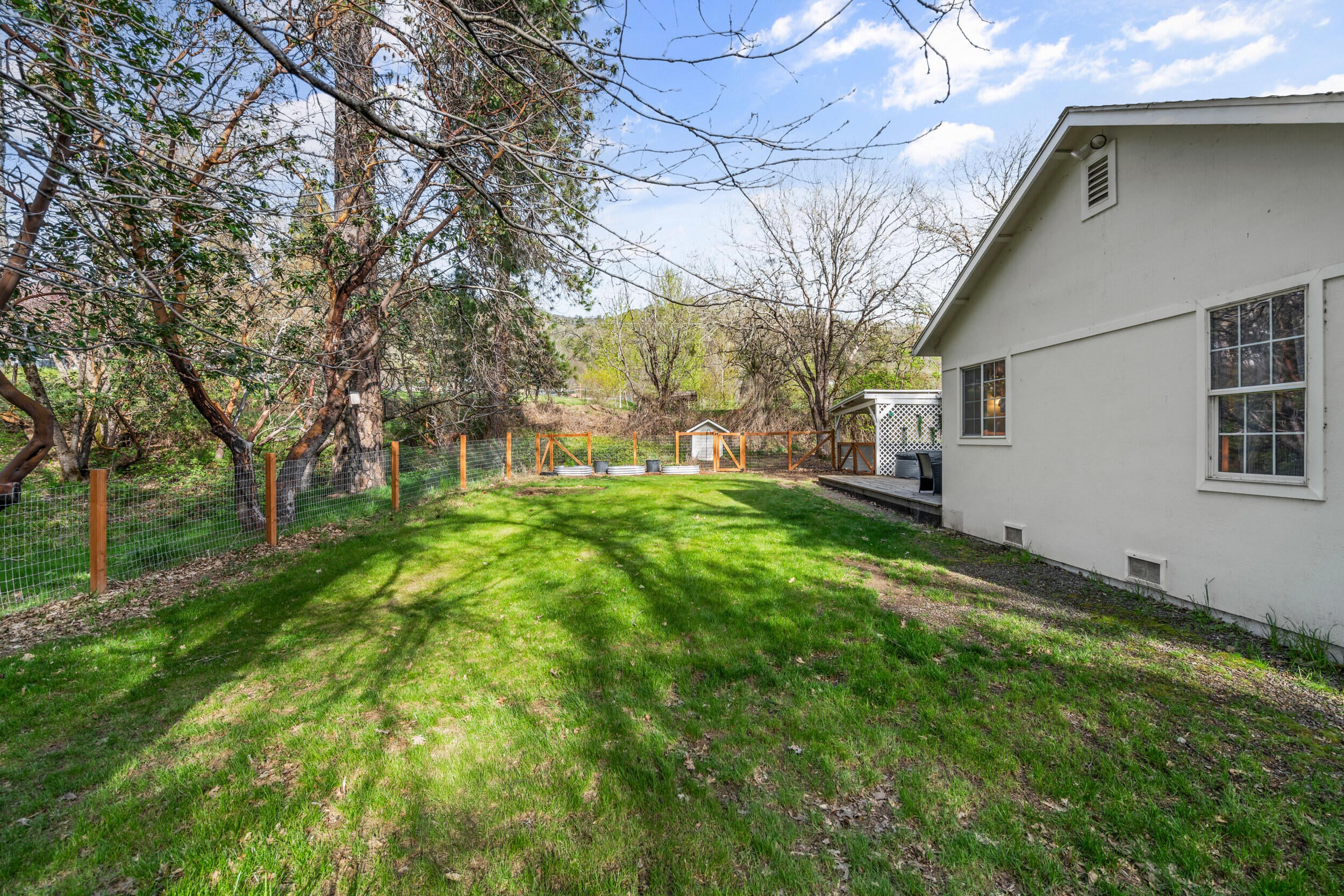 642 Upper River Road Central Point, OR 97502 - Photo 26 of 50 Side yard