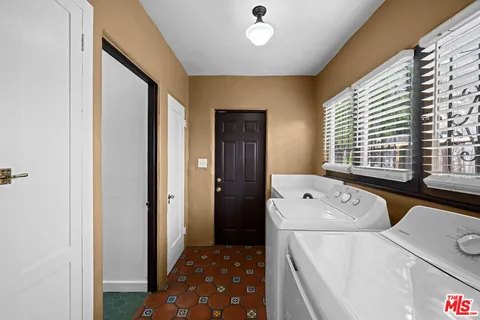 $2,300,000 | 457 North Orange Drive, Los Angeles, CA 90036