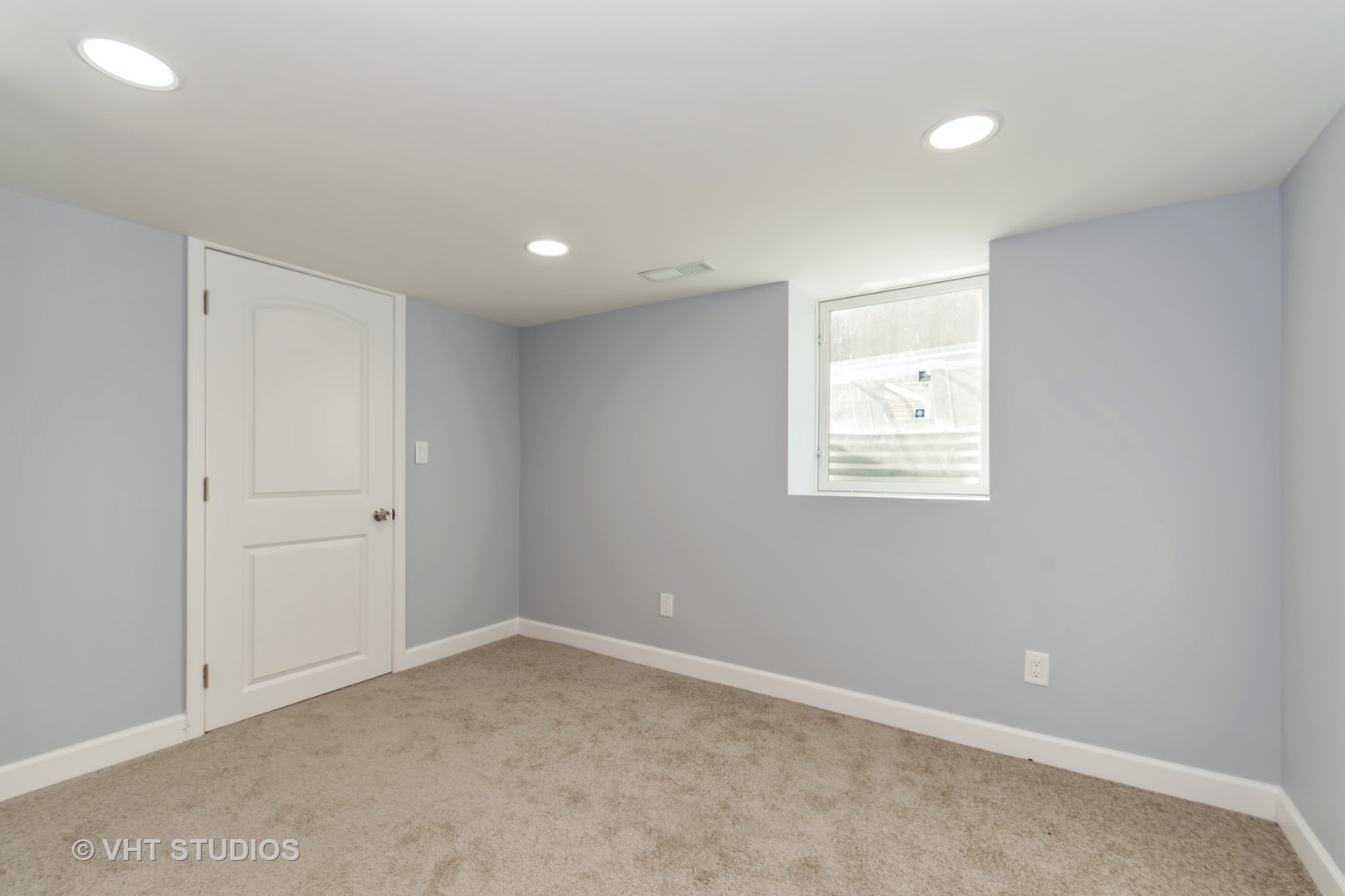 609 North Reed Street Joliet, IL 60435 - Photo 12 of 19 an empty room with a entryway