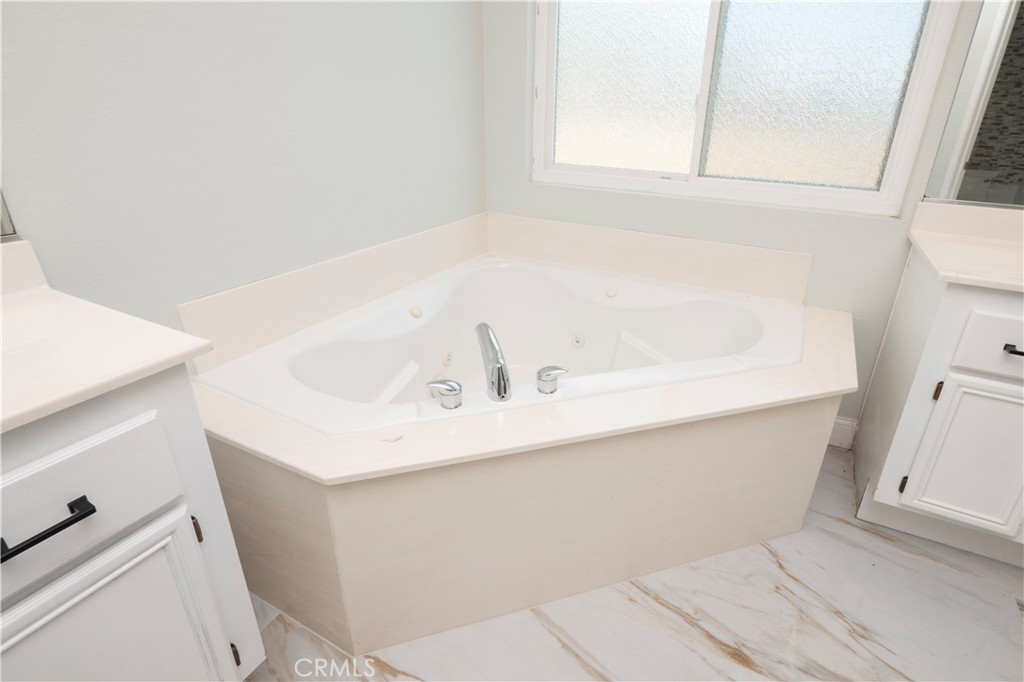 19128 Trail Ride Court Perris, CA 92570 - Photo 22 of 50 a bathroom with a sink and a bathtub