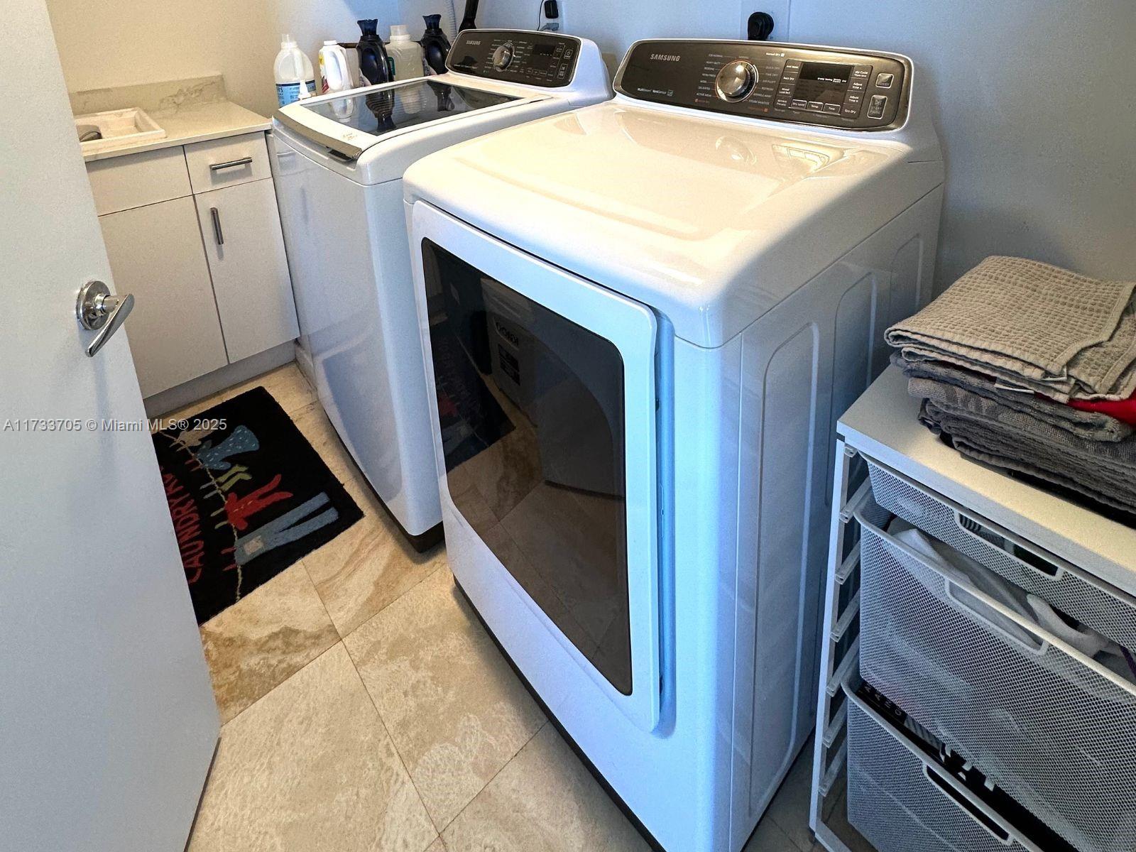 741 Crandon Boulevard, Unit PH4 Key Biscayne, FL 33149 - Photo 12 of 29 a utility room with dryer and washer