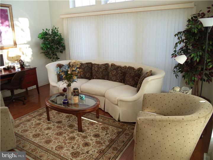 122 Coburn Road Pennington, NJ 08534 - Photo 5 of 21 Living Room