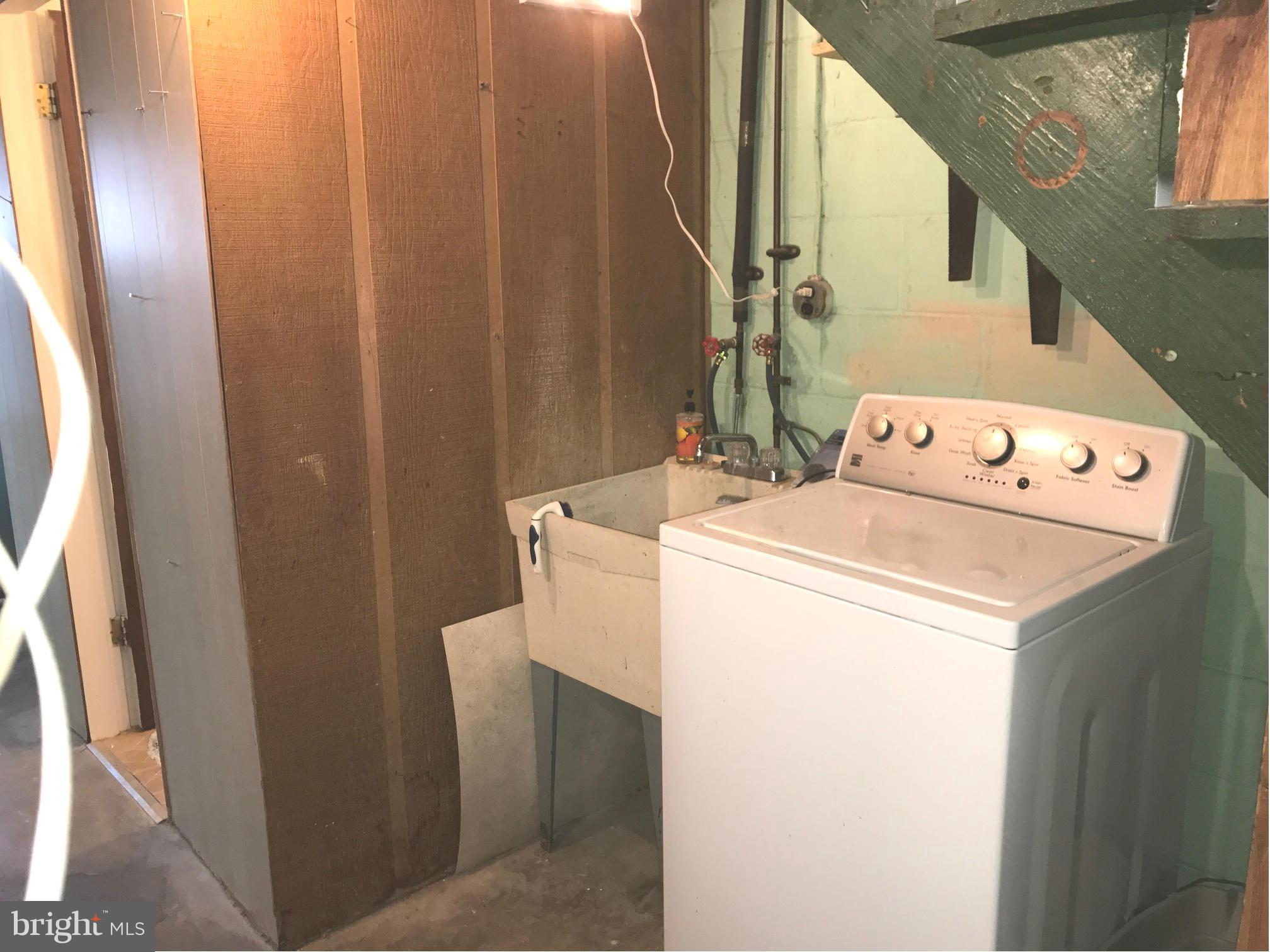 928 Arncliffe Road Baltimore, MD 21221 - Photo 24 of 27 Convenient Utility Tub