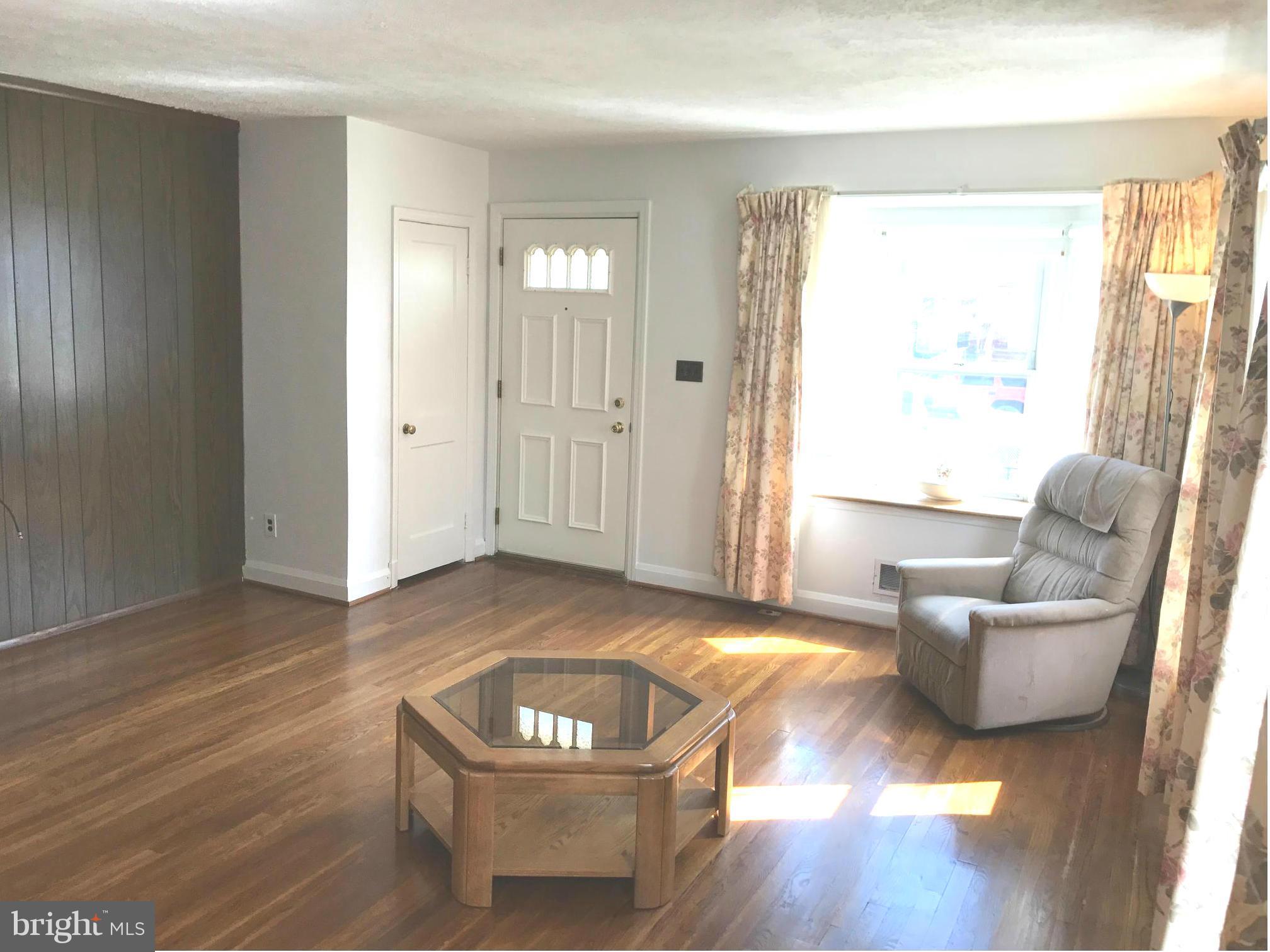 928 Arncliffe Road Baltimore, MD 21221 - Photo 5 of 27 Living Room