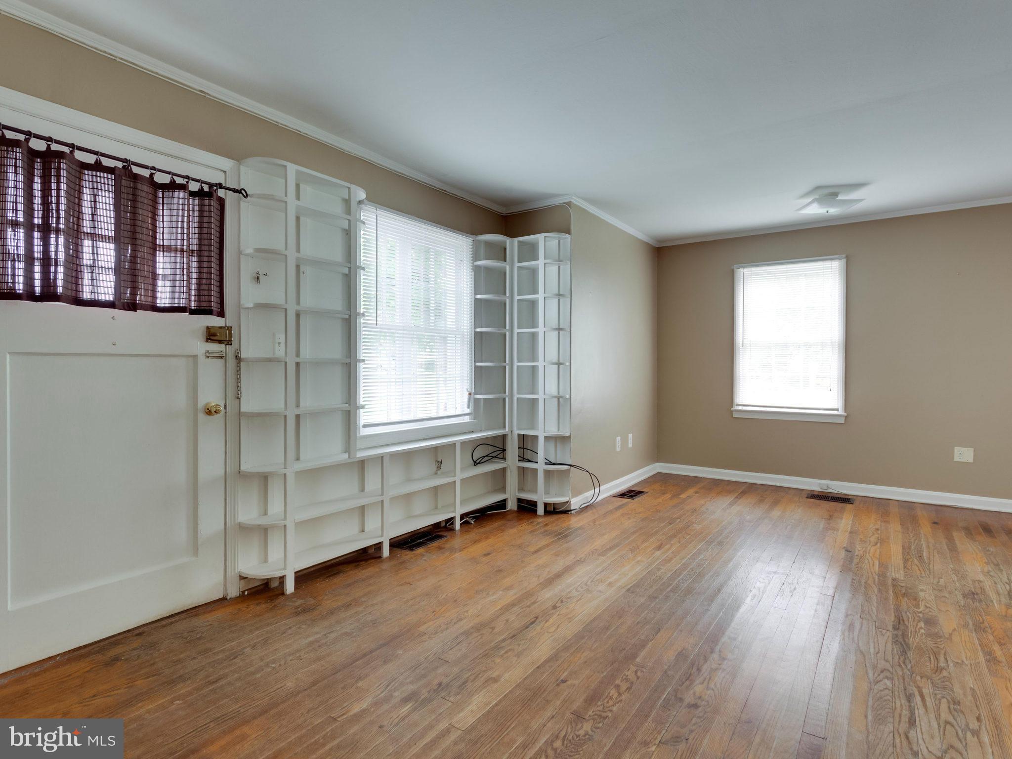 4025 Roberts Road Fairfax, VA 22032 - Photo 8 of 21 Living Room