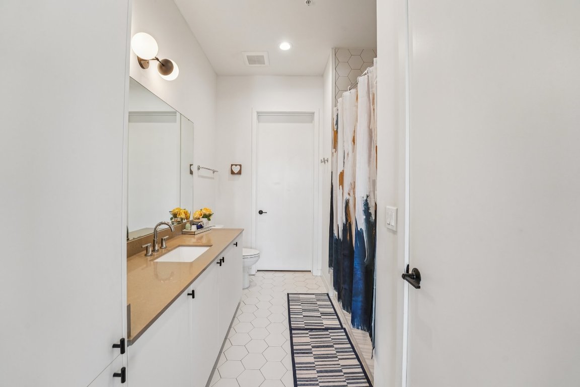 800 Embassy Drive, Unit 429 Austin, TX 78702 - Photo 22 of 40 a bathroom with a bathtub and a shower