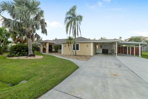 a view of a house with a yard