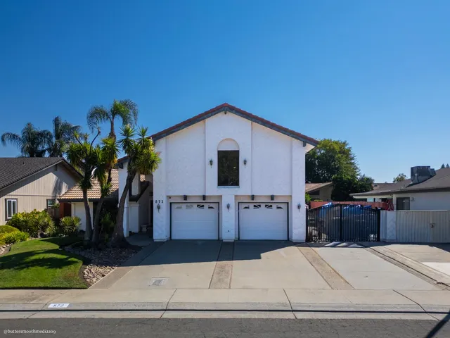 a front view of house with garage and yard