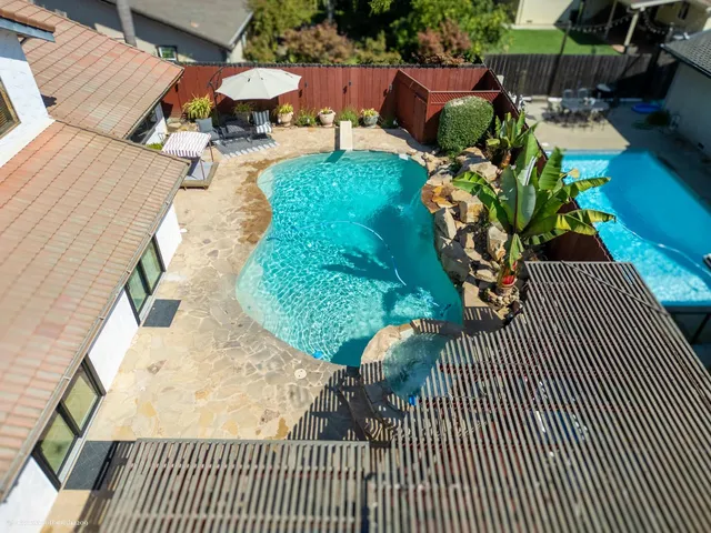 a view of a backyard