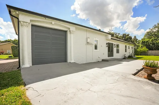 $2,165,000 | 2001 Lake Drive, Winter Park, FL 32789