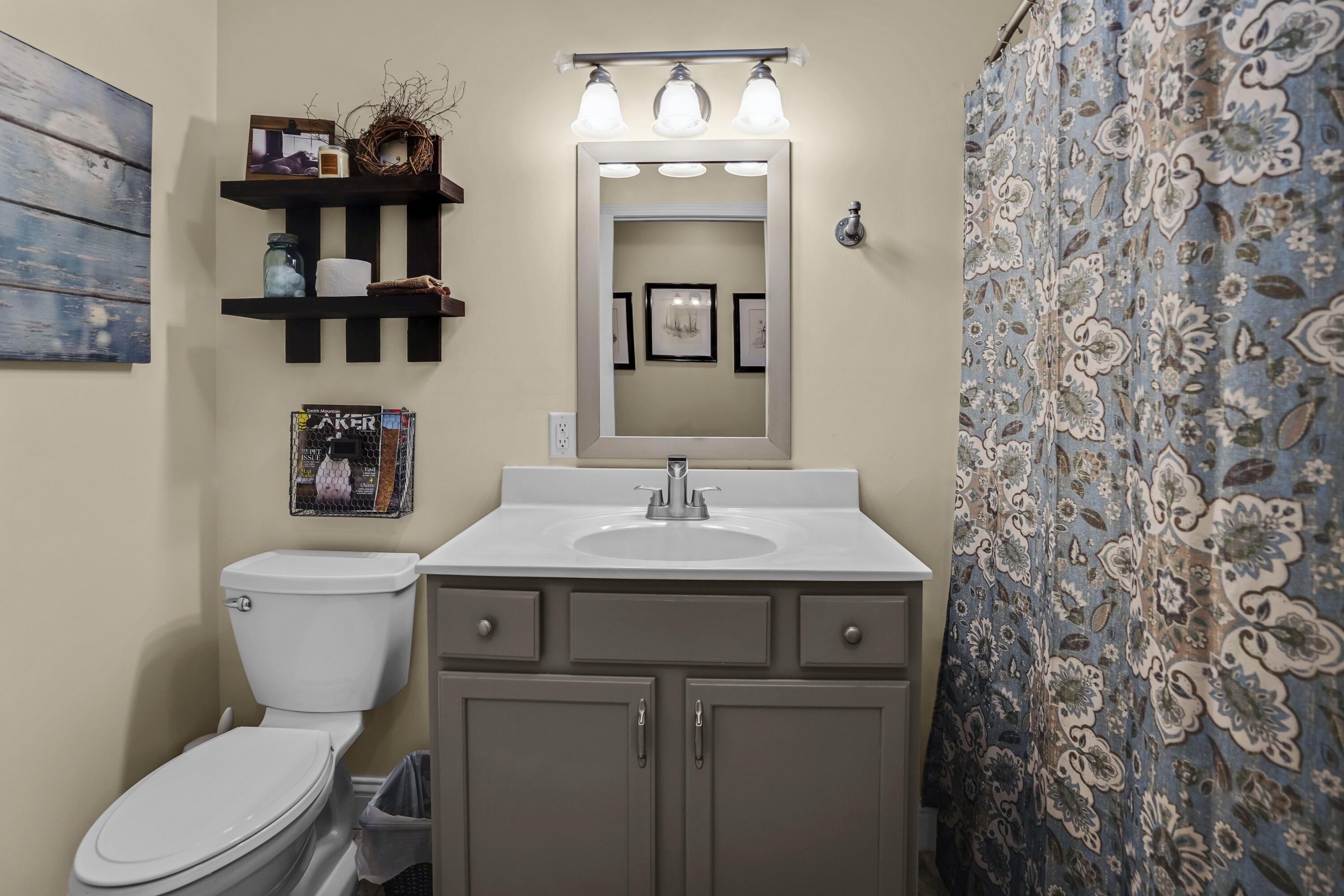 401 Whisperway Road Moneta, VA 24121 - Photo 28 of 60 Full Bathroom #2