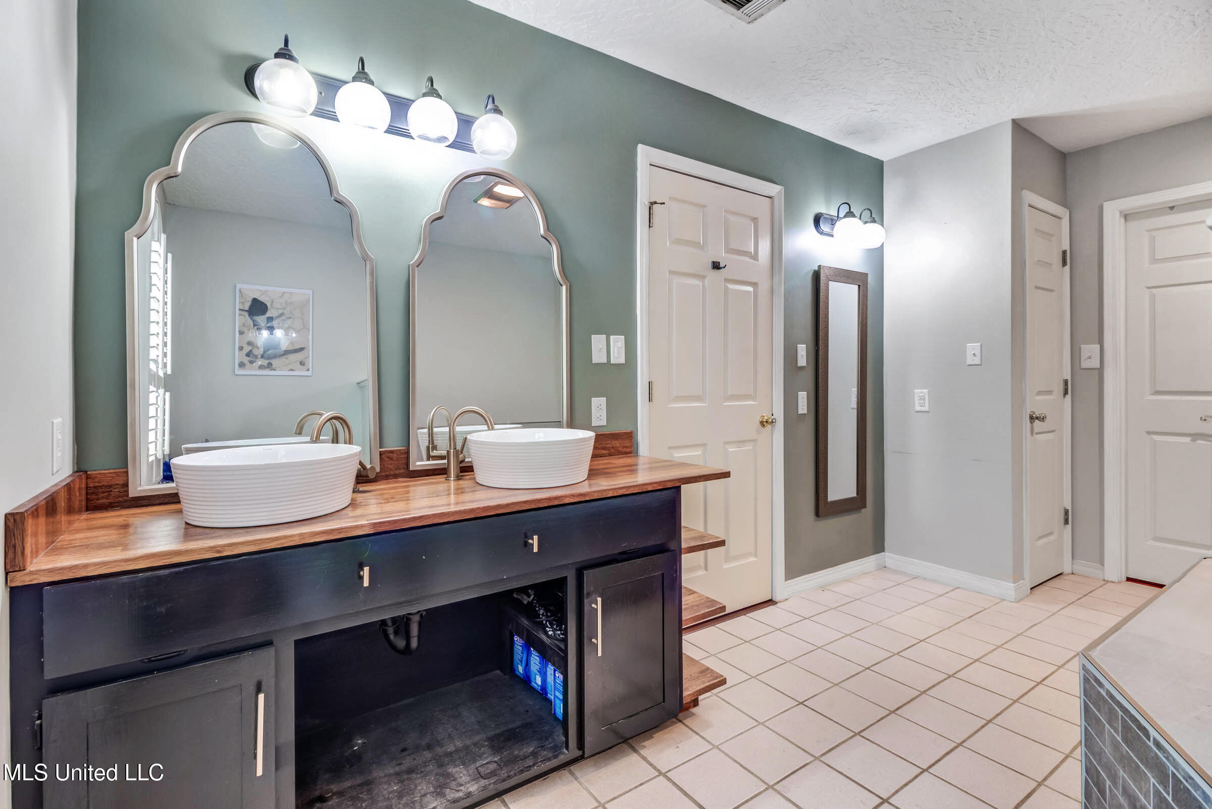 8812 Old Walnut Road Ocean Springs, MS 39564 - Photo 4 of 36 4