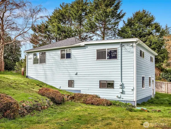 a view of a house with a yard