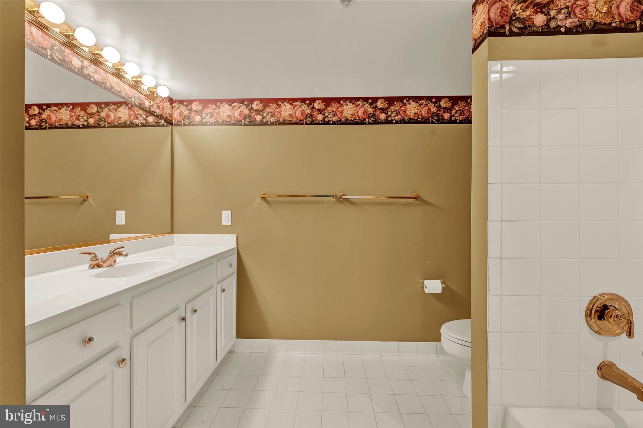 12021 Tralee Road, Unit 402 Lutherville-Timonium, MD 21093 - Photo 24 of 36 Hallway Full Bathroom
