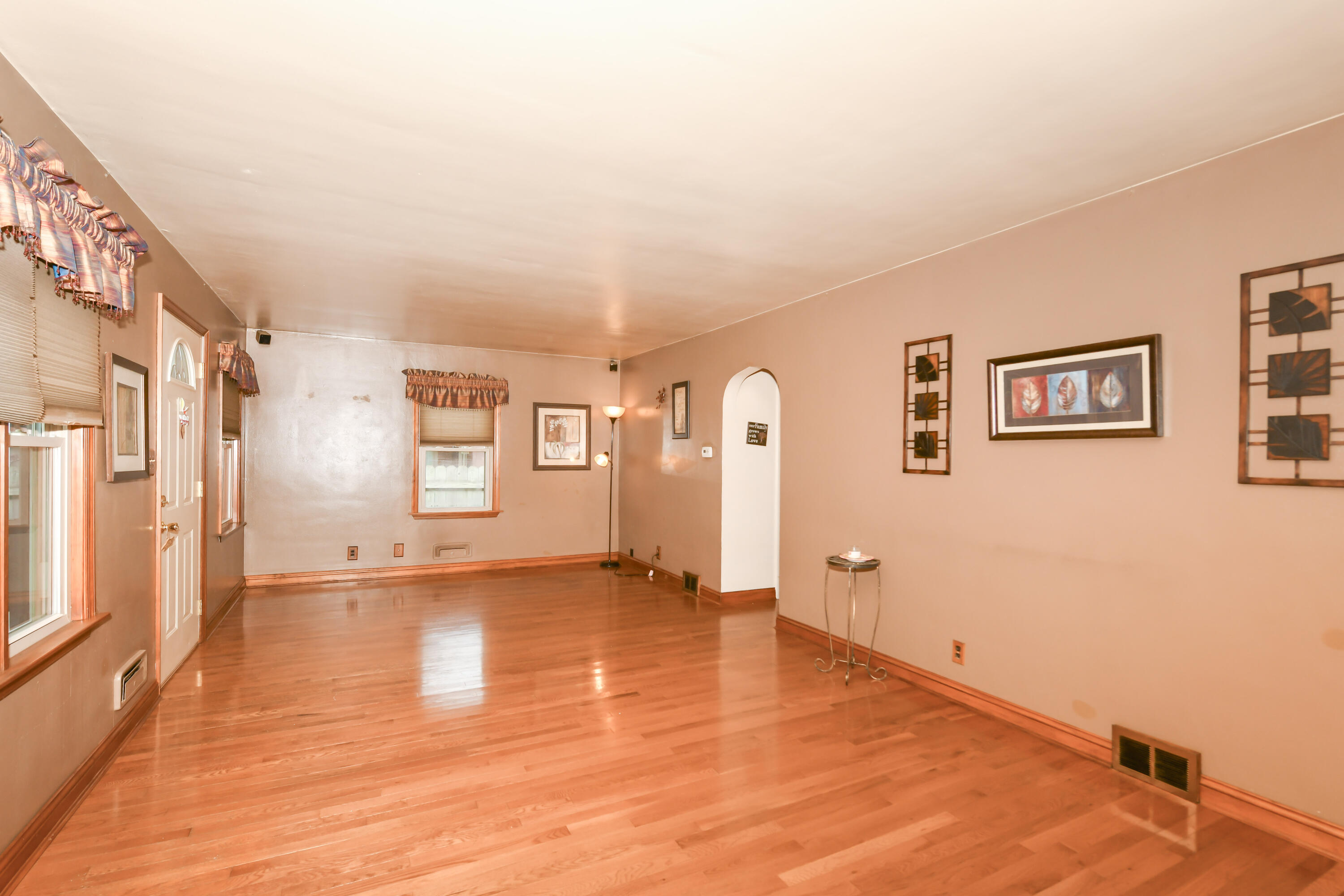 1509 Illinois Street Racine, WI 53405 - Photo 8 of 35 Living Room