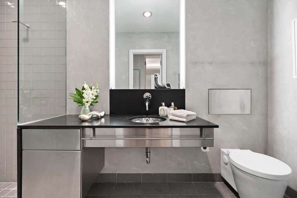 175 Commonwealth Avenue, Unit B Boston, MA 02116 - Photo 14 of 25 a living room with a table and a potted plant