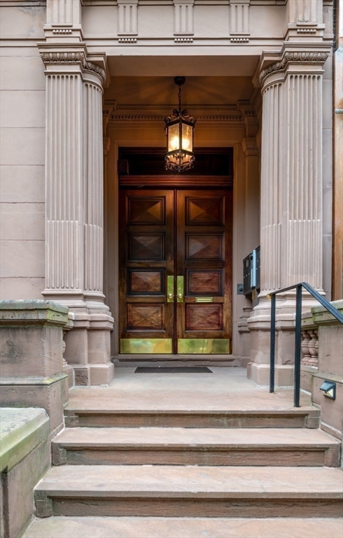 175 Commonwealth Avenue, Unit B Boston, MA 02116 - Photo 20 of 25 a view of entryway