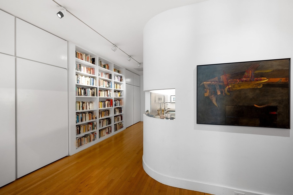 175 Commonwealth Avenue, Unit B Boston, MA 02116 - Photo 5 of 25 a view of workspace with bookshelf