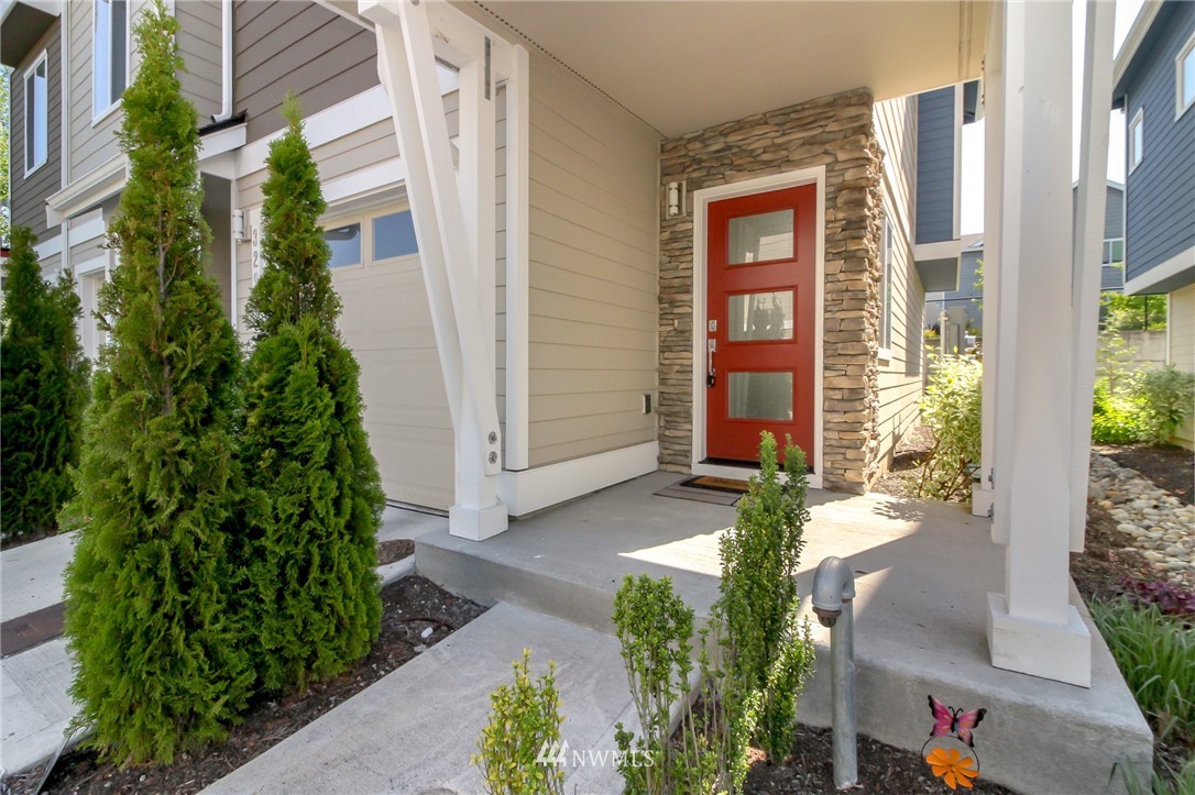 329 Anacortes Place Northeast Renton, WA 98059 - Photo 3 of 23 Gallery Image 3