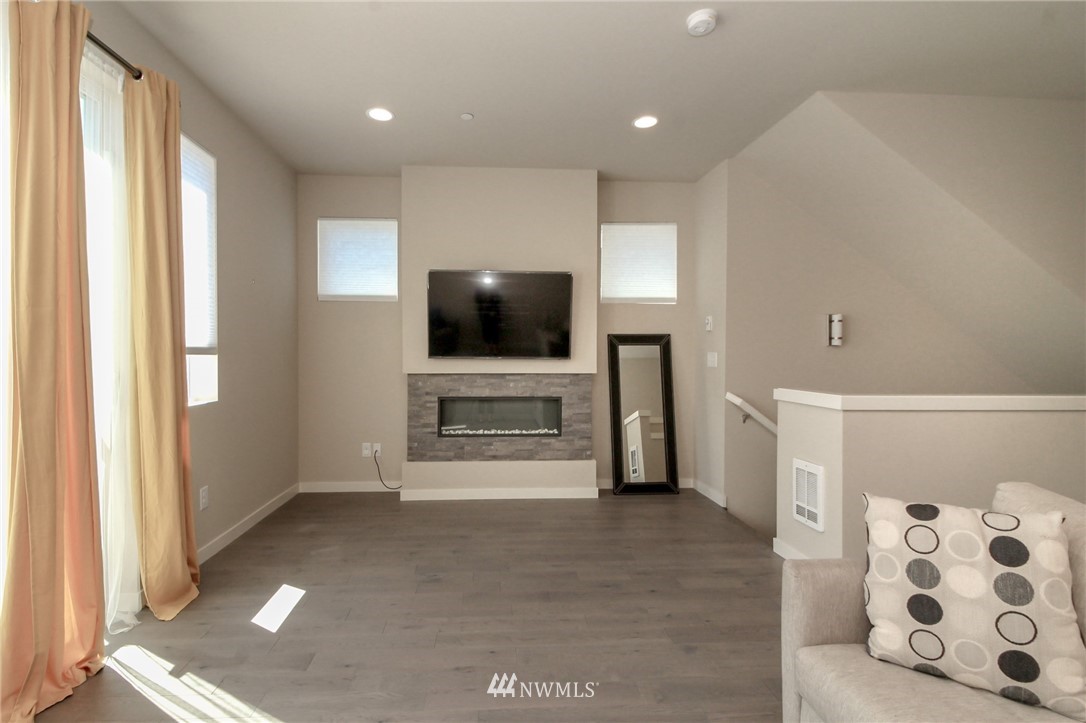 329 Anacortes Place Northeast Renton, WA 98059 - Photo 6 of 23 Gallery Image 6