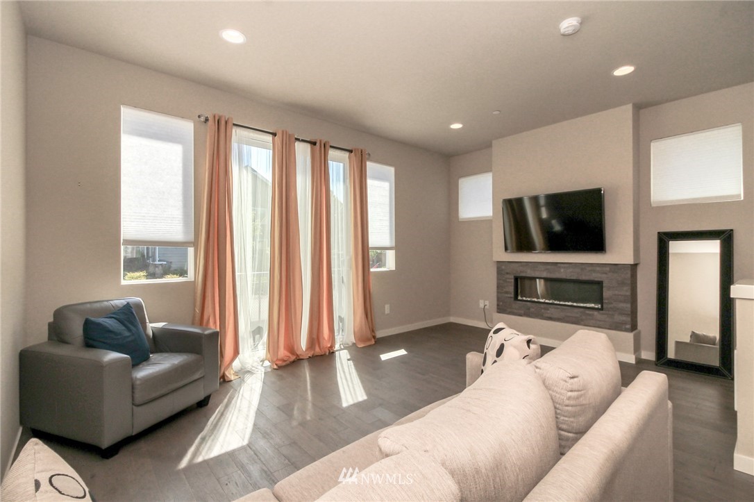 329 Anacortes Place Northeast Renton, WA 98059 - Photo 7 of 23 Gallery Image 7
