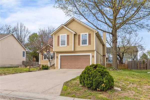 $307,500 | 1411 Kimberly Drive, Warrensburg, MO 64093
