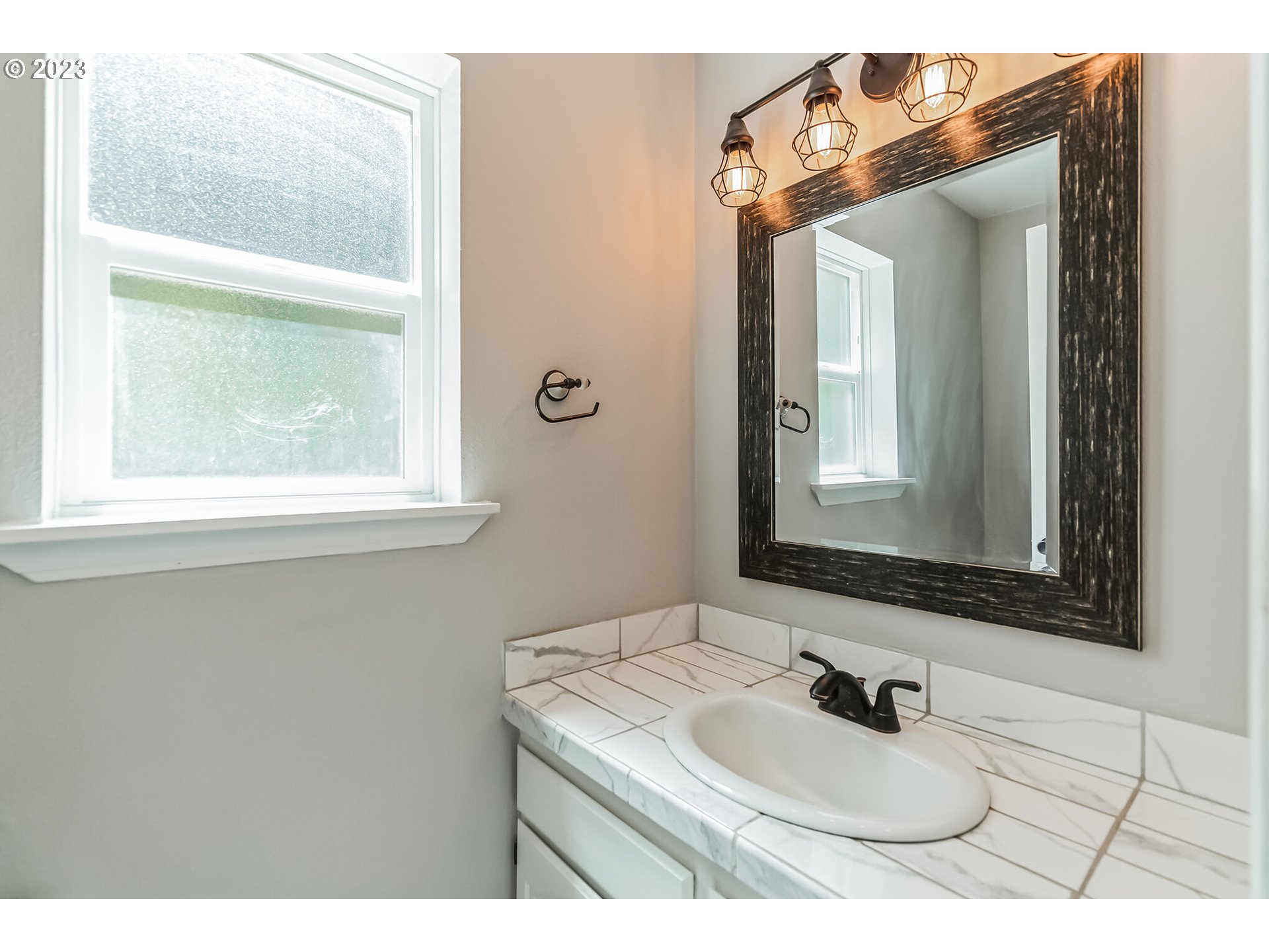 48514 Northwest Hillside Road Forest Grove, OR 97116 - Photo 23 of 48 Bathroom
