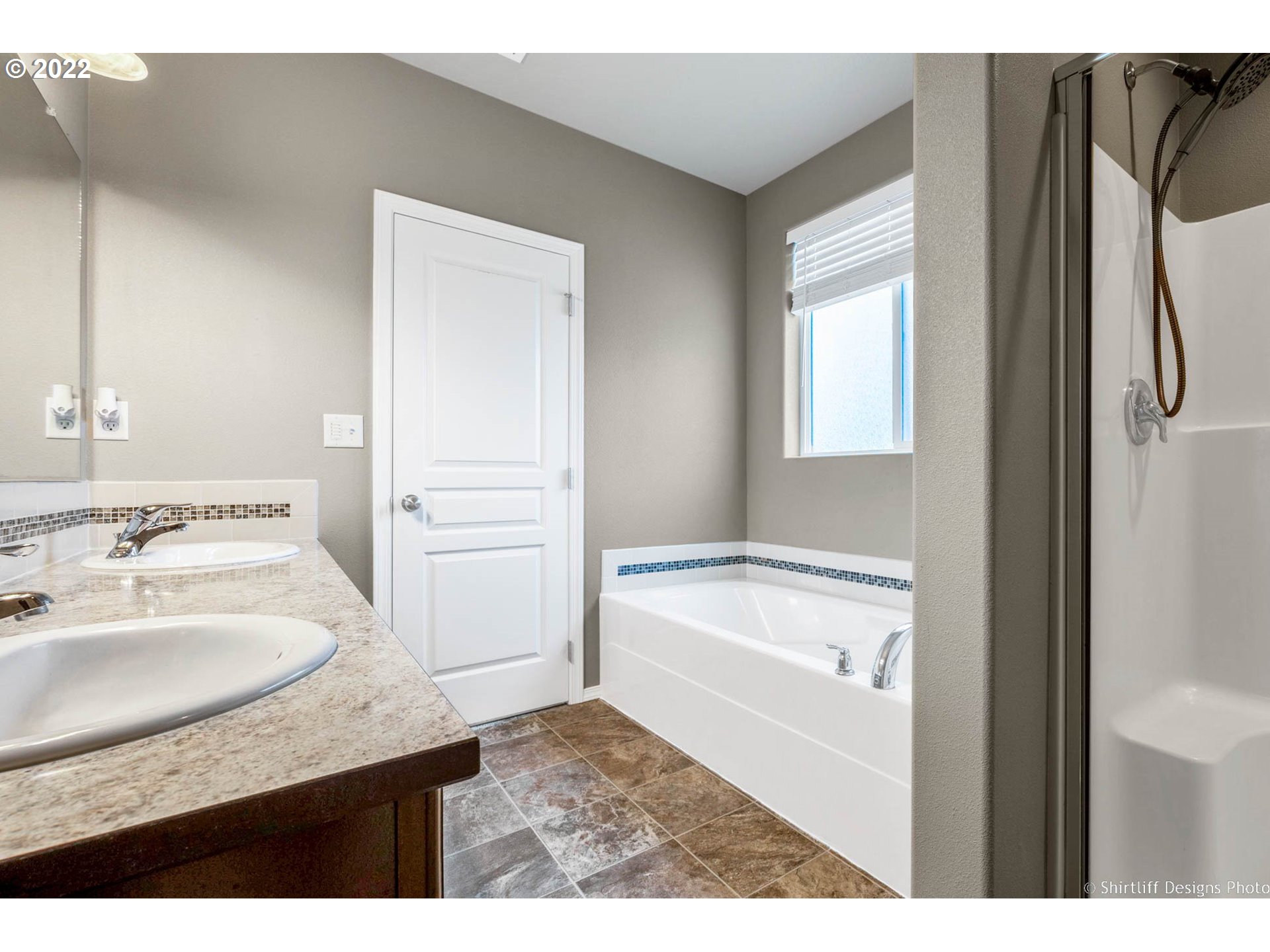 25095 Sun Ridge Way Veneta, OR 97487 - Photo 11 of 27 Owner's Suite Bathroom