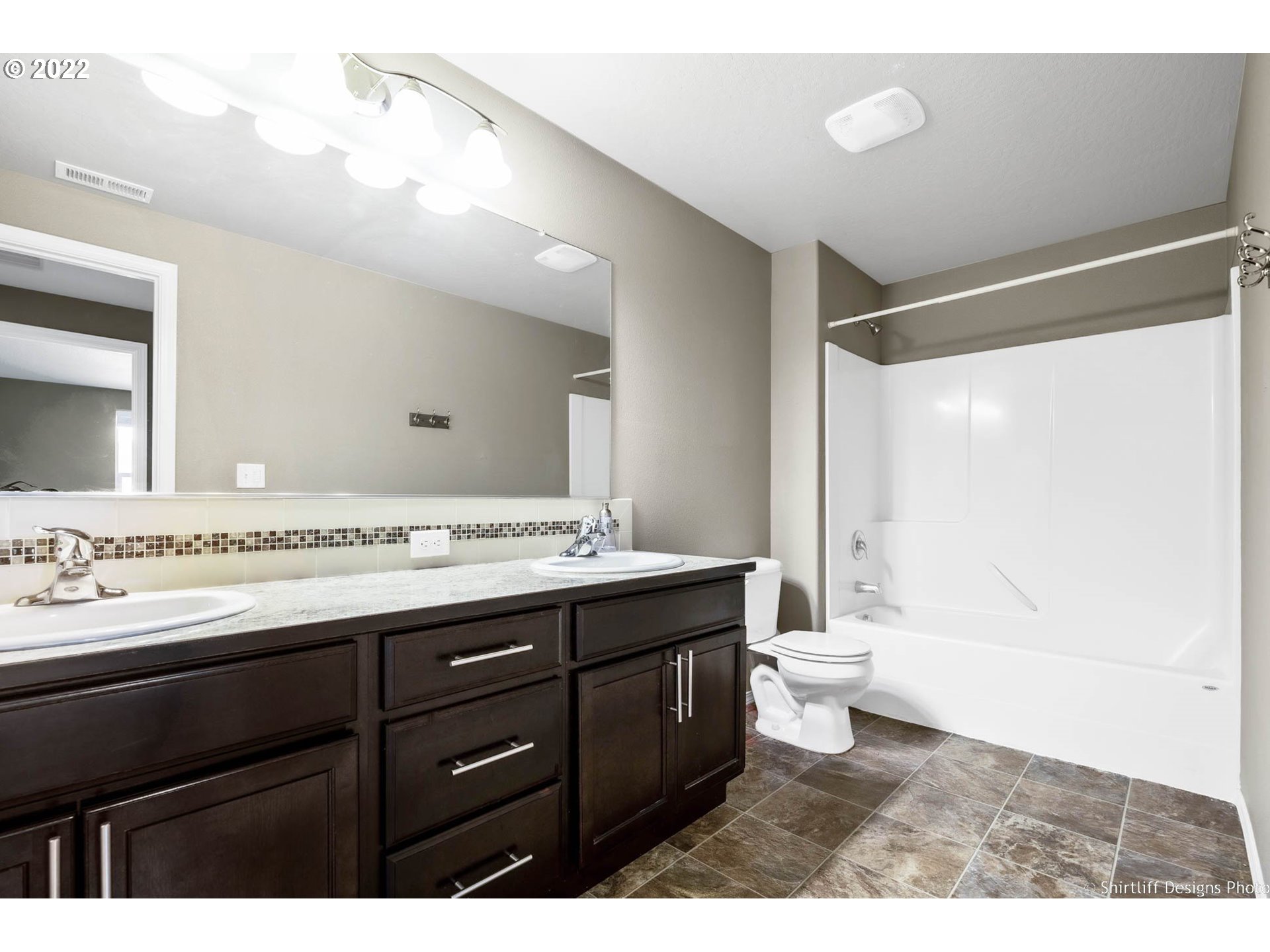 25095 Sun Ridge Way Veneta, OR 97487 - Photo 21 of 27 Bathroom