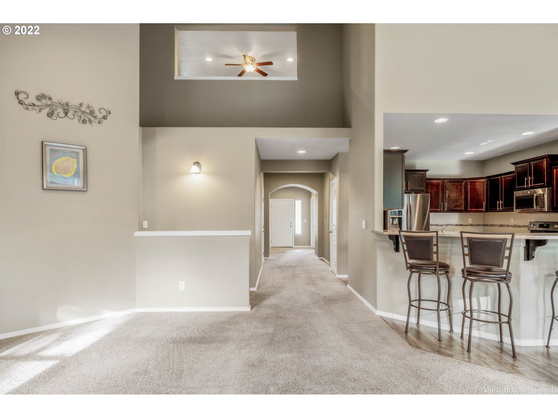 25095 Sun Ridge Way Veneta, OR 97487 - Photo 6 of 27 Living Room/Entrance